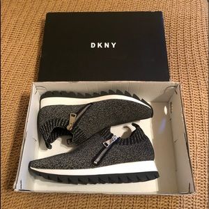 DKNY Azza-Slip On Runner Sneaker Sz 7